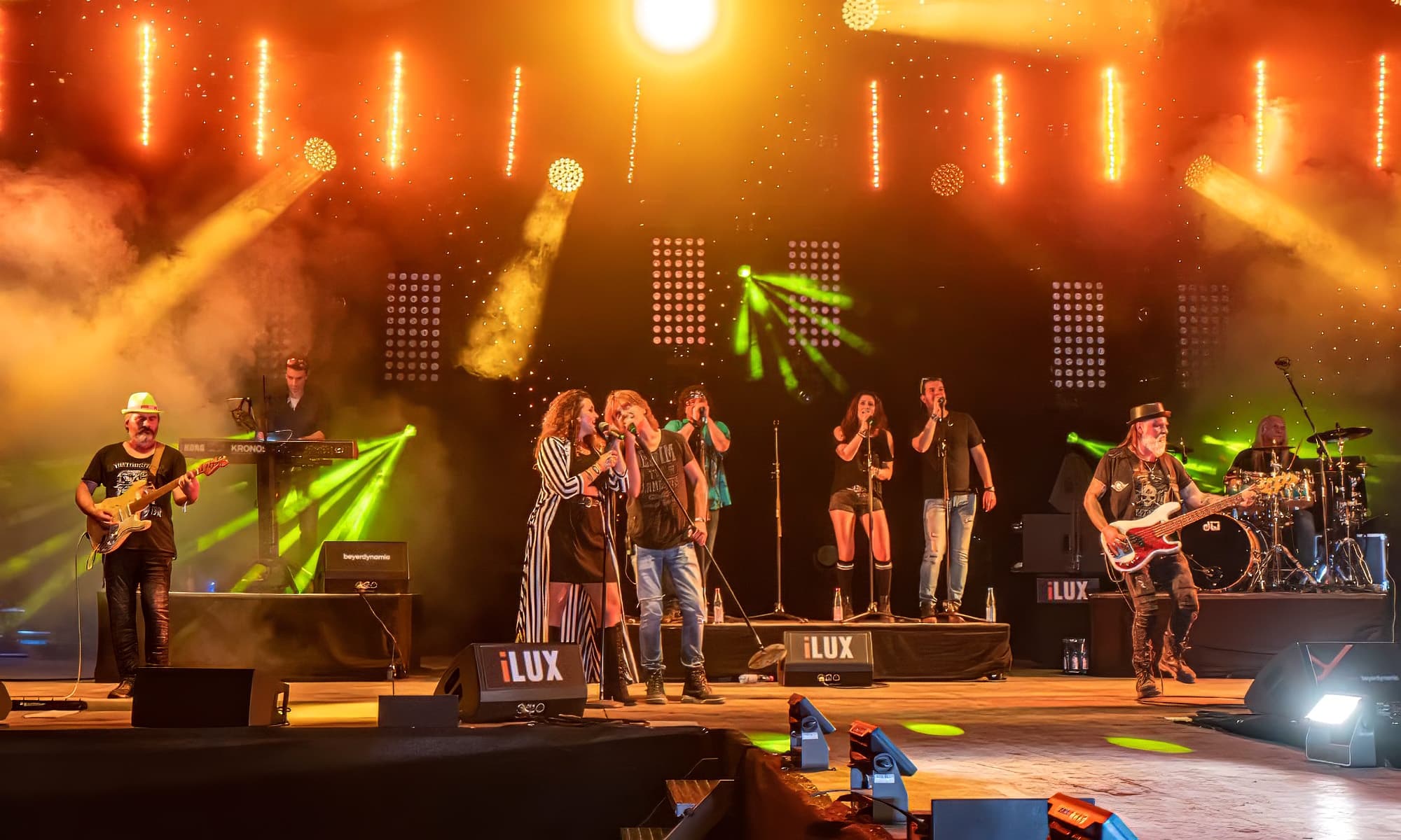 Friendly Elf Band – alle Mitglieder auf der Bühne