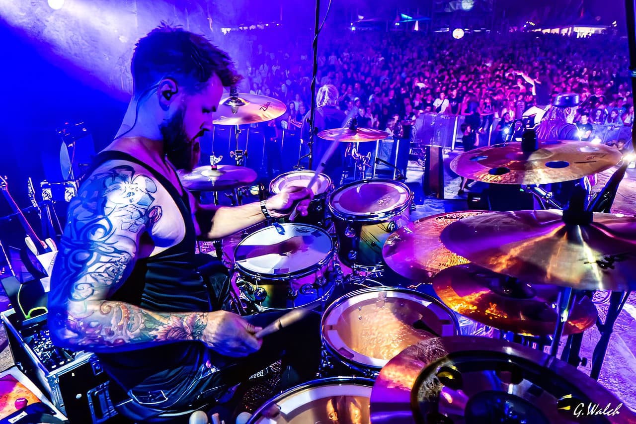 Tino von Friendly Elf live auf der Bühne